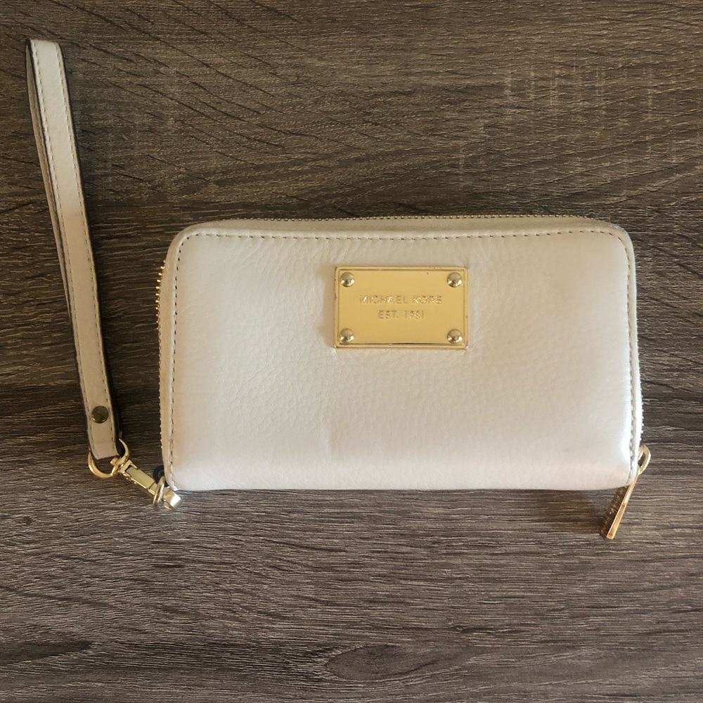 Michael Kors Wristlet 👜 #michaelkors